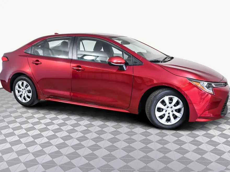 2025 Toyota Corolla LE photo 1