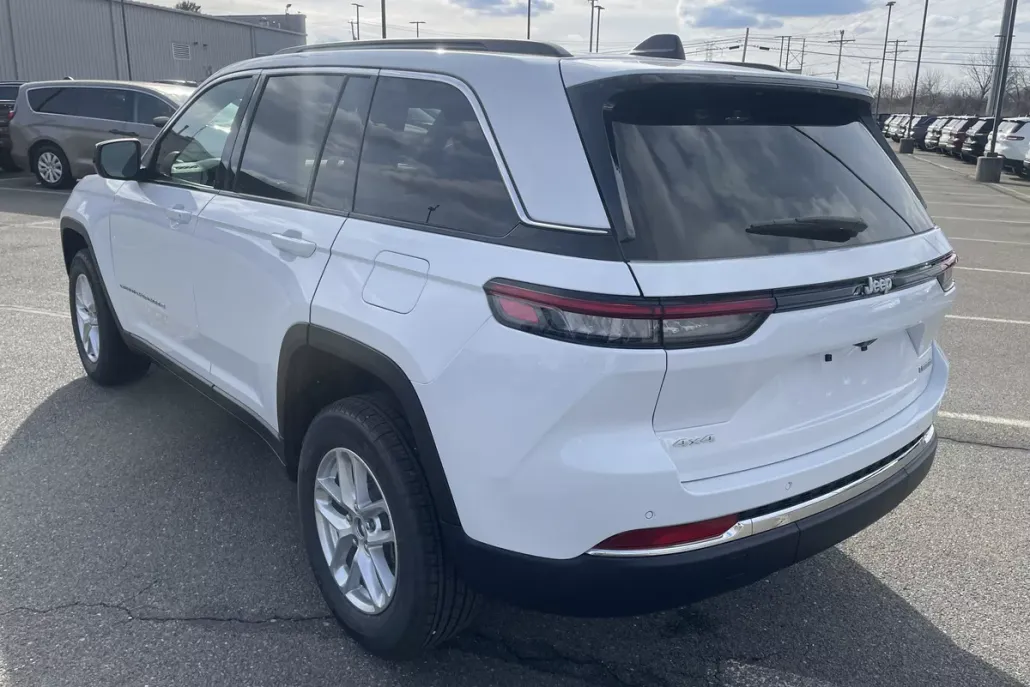 2025 Jeep Grand Cherokee Laredo photo 1