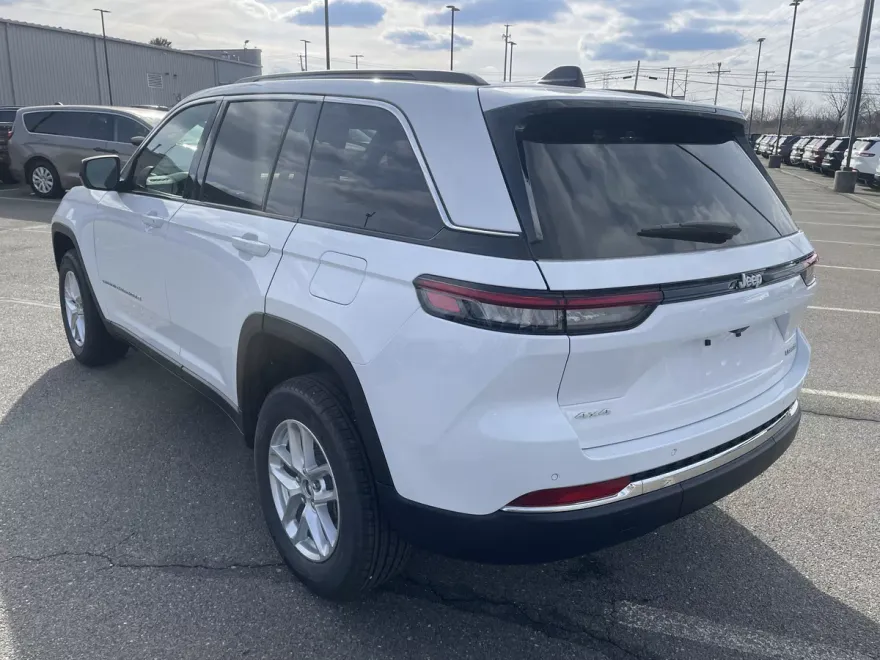 2025 Jeep Grand Cherokee Laredo photo 1