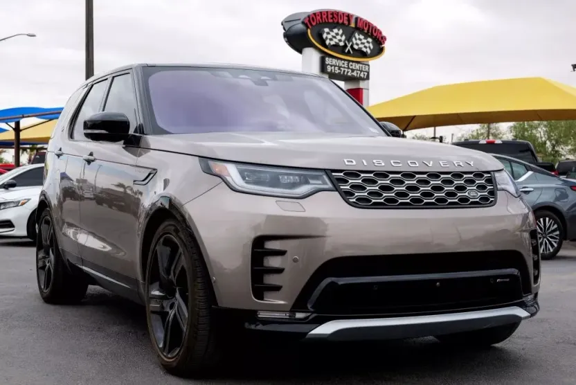 2023 Land Rover Discovery Metropolitan Edition photo 1