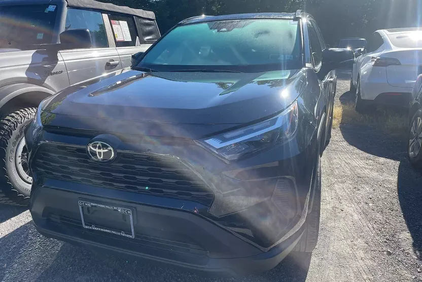 2022 Toyota RAV4 XLE photo 1