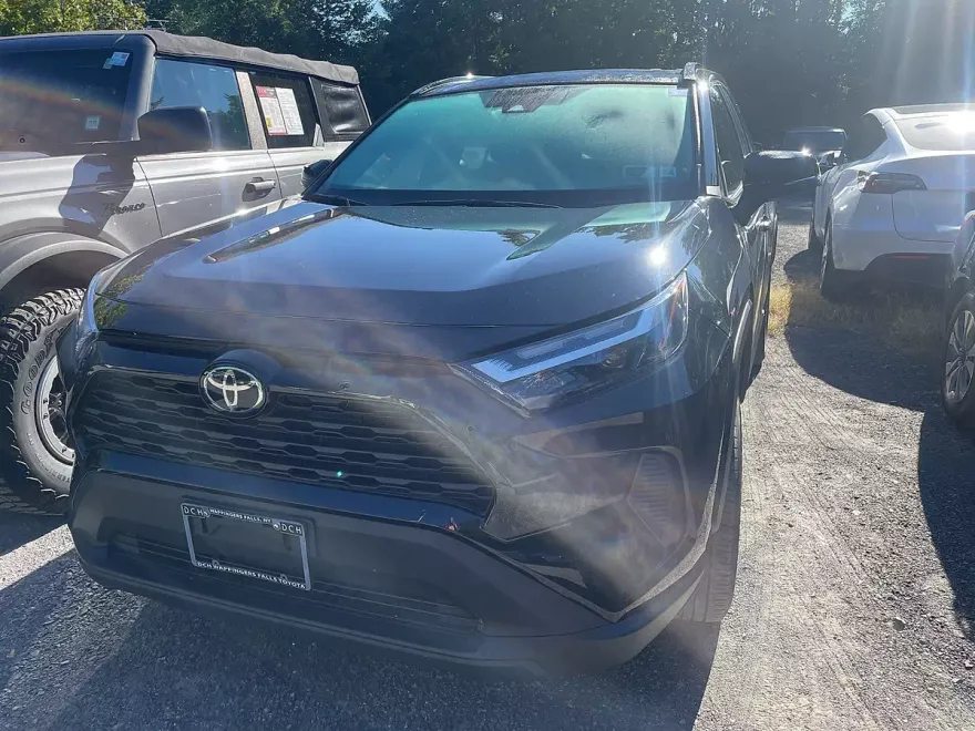 2022 Toyota RAV4 XLE photo 1