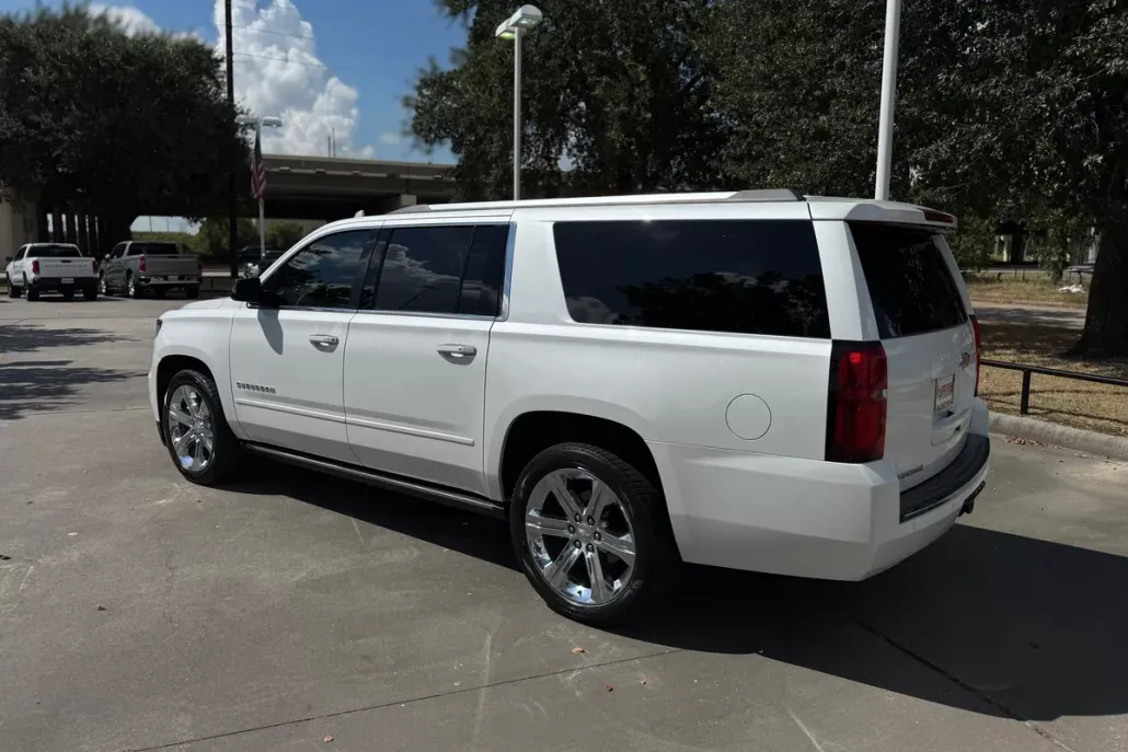2017 Chevrolet Suburban Premier photo 1