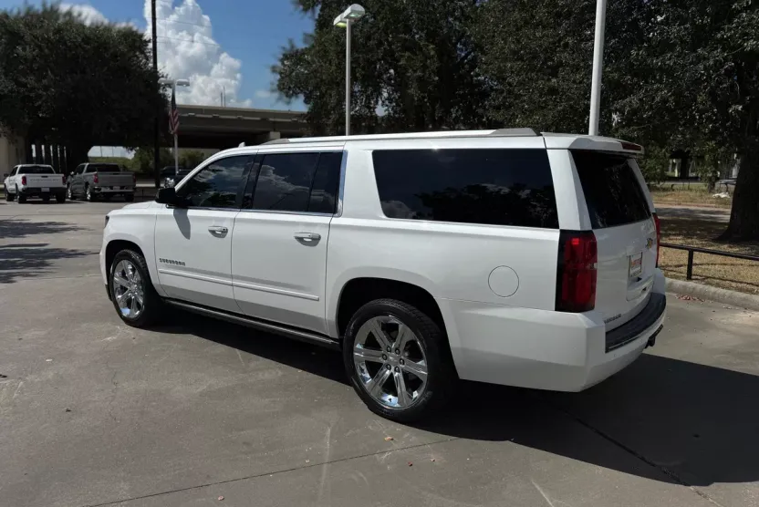 2017 Chevrolet Suburban Premier photo 1