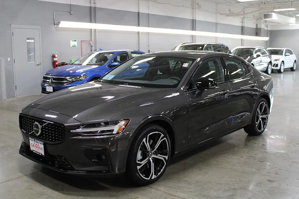 2024 Volvo S60 Core photo 1