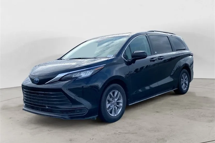 2023 Toyota Sienna LE photo 1