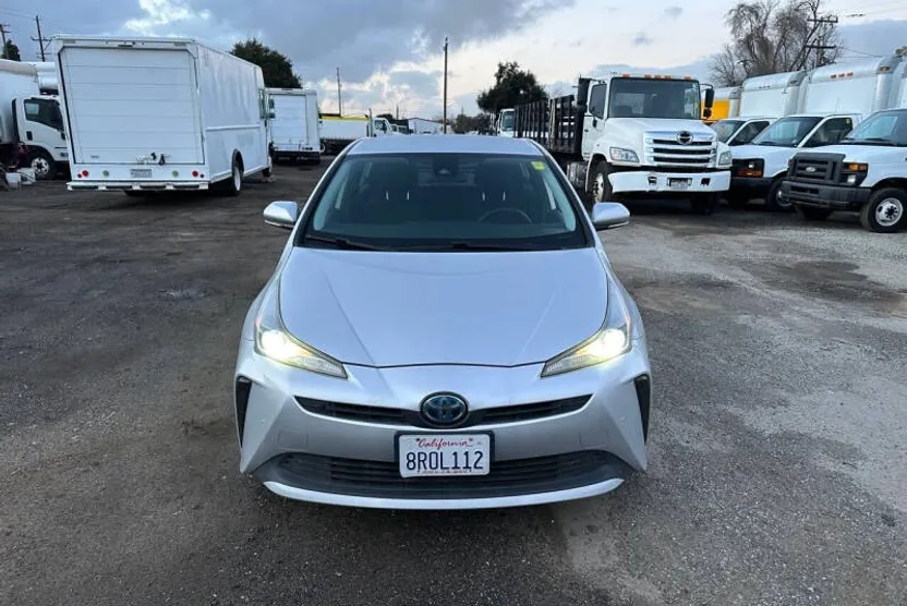 2019 Toyota Prius LE photo 1