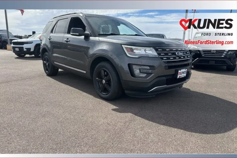 2017 Ford Explorer XLT photo 1