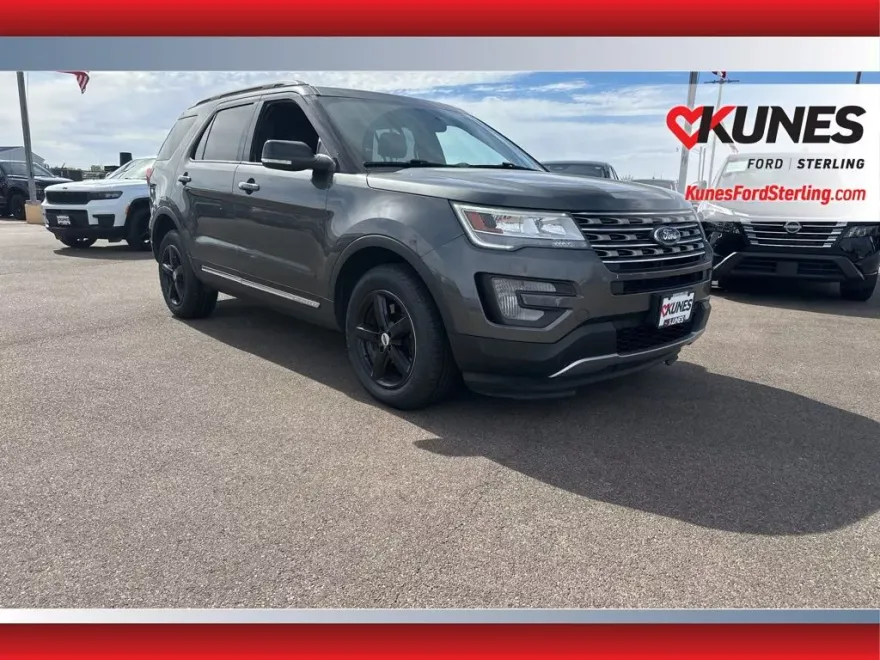 2017 Ford Explorer XLT photo 1