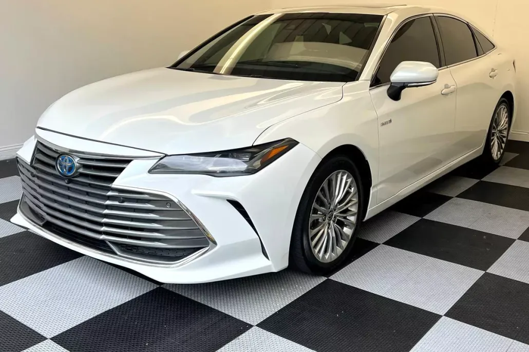 2020 Toyota Avalon Hybrid Limited photo 1