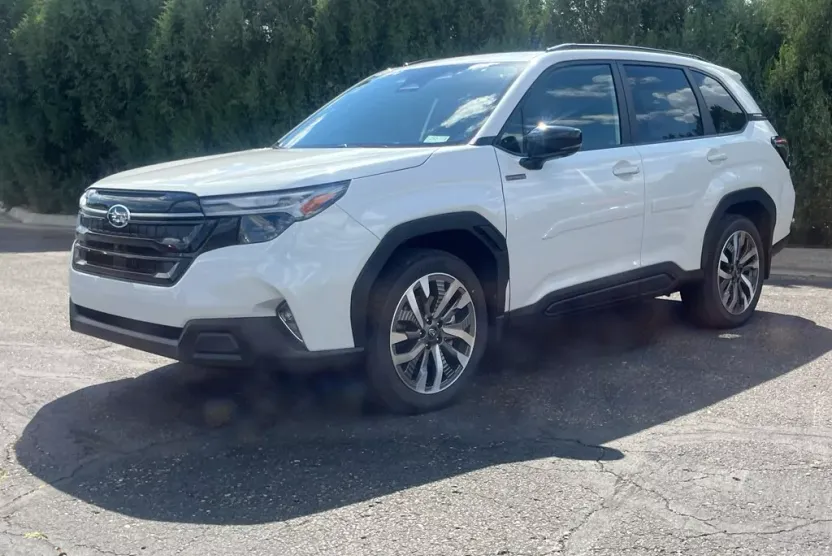 2025 Subaru Forester Touring photo 1