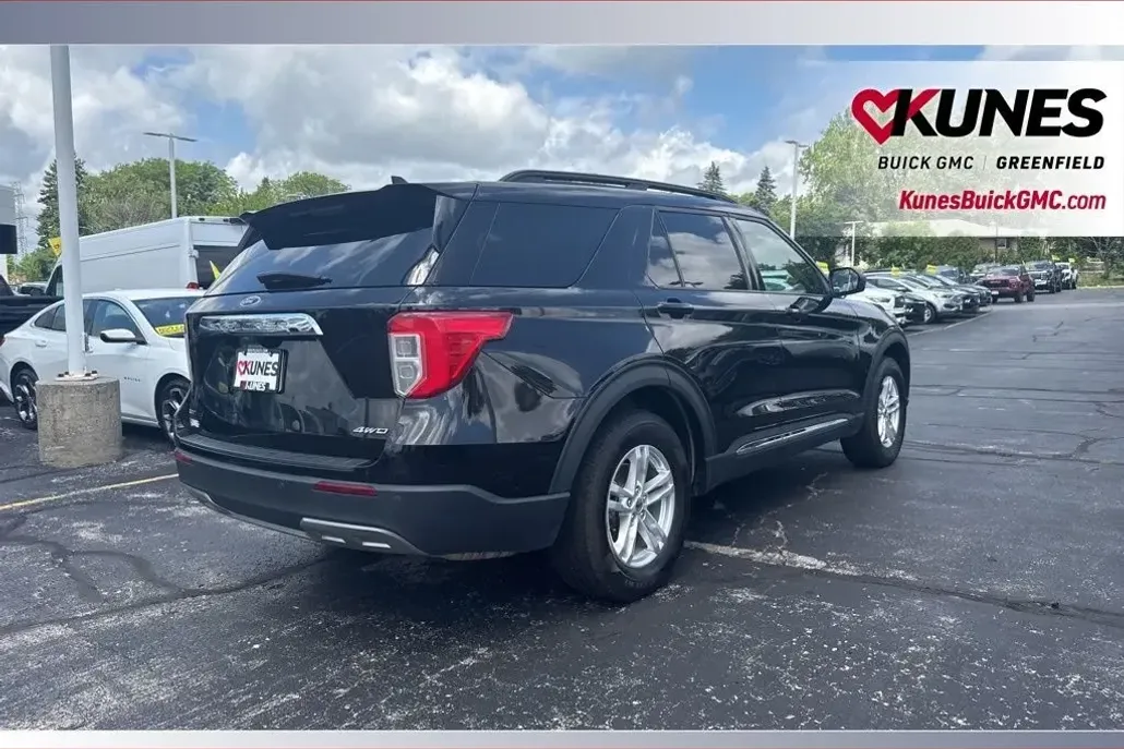 2023 Ford Explorer XLT photo 1