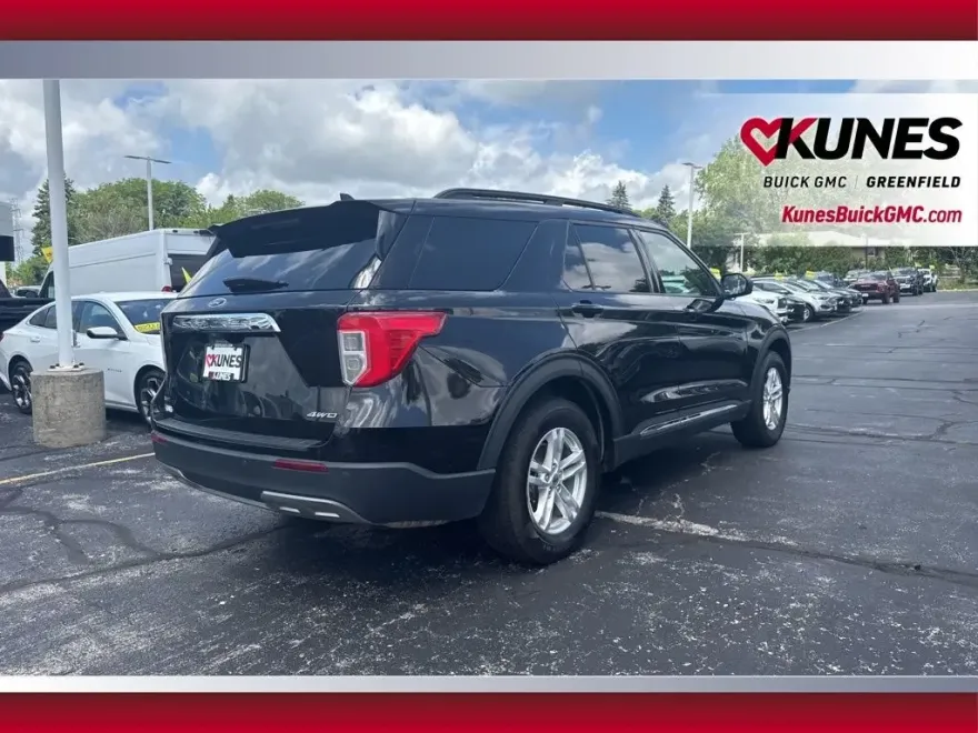 2023 Ford Explorer XLT photo 1