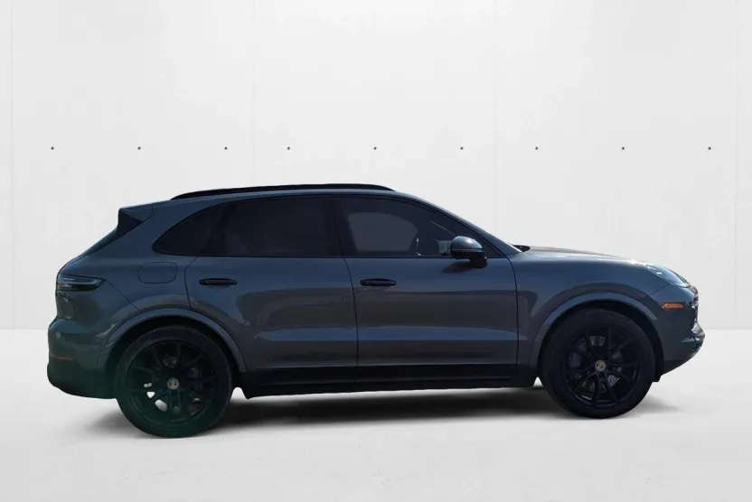 2023 Porsche Cayenne S photo 1