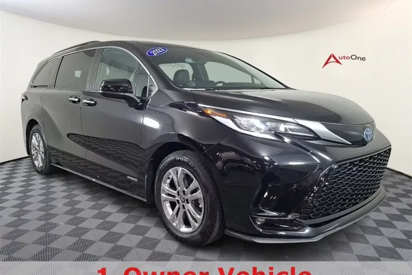 2021 Toyota Sienna XSE photo 1