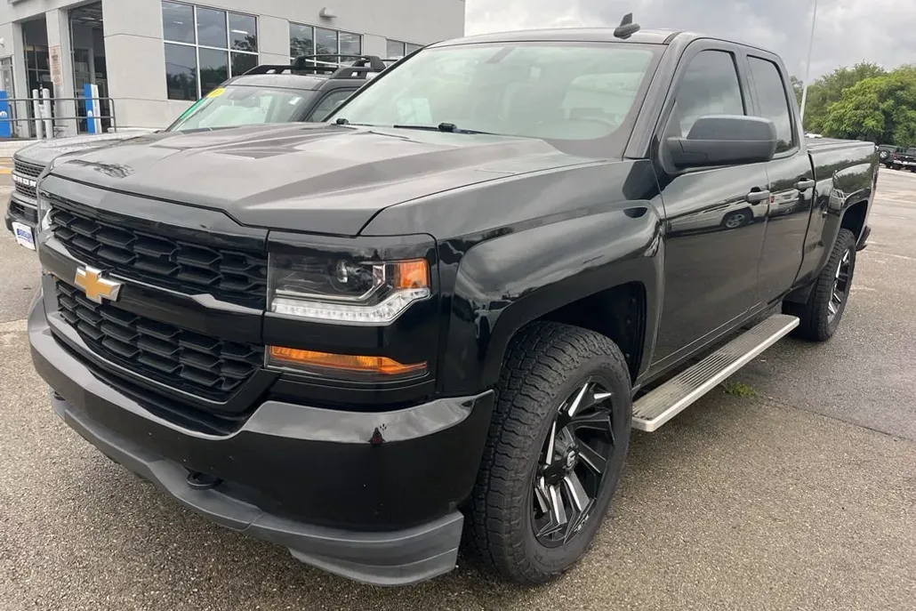 2018 Chevrolet Silverado 1500 Custom photo 1