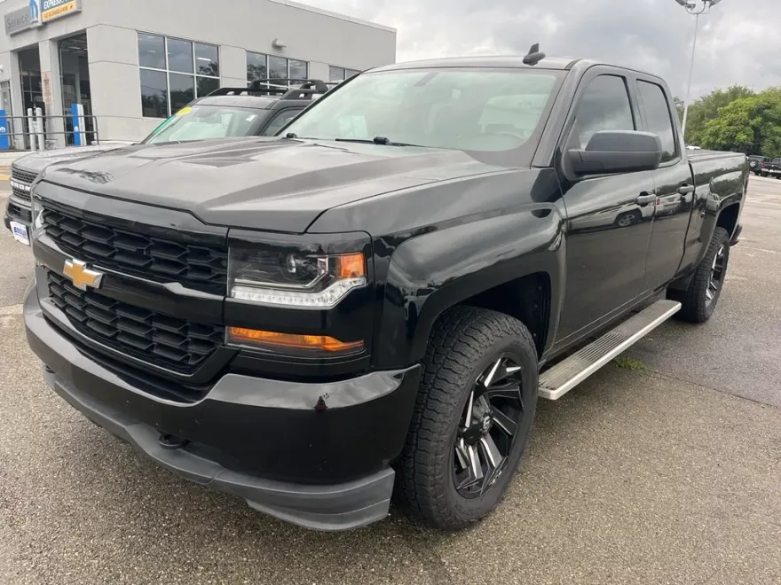 2018 Chevrolet Silverado 1500 Custom photo 1