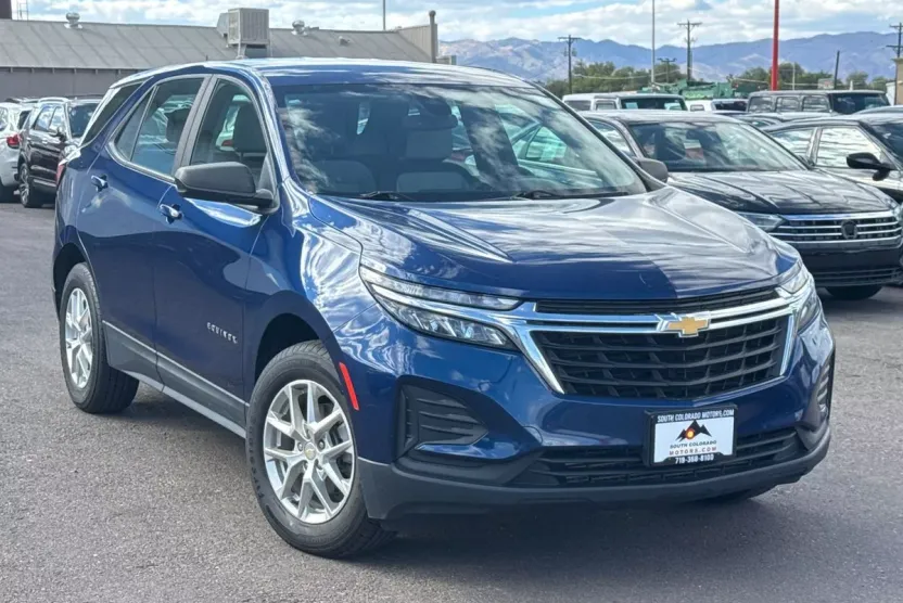 2022 Chevrolet Equinox LS photo 1