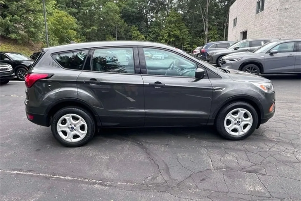 2019 Ford Escape S photo 1
