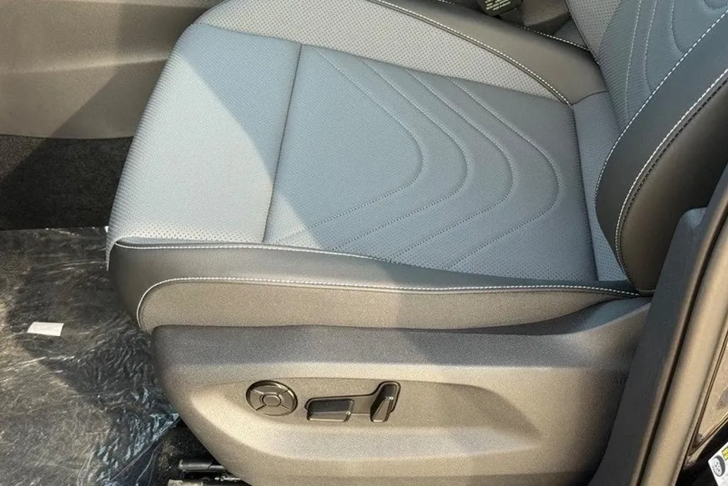 2025 Volkswagen Tiguan SE photo 1