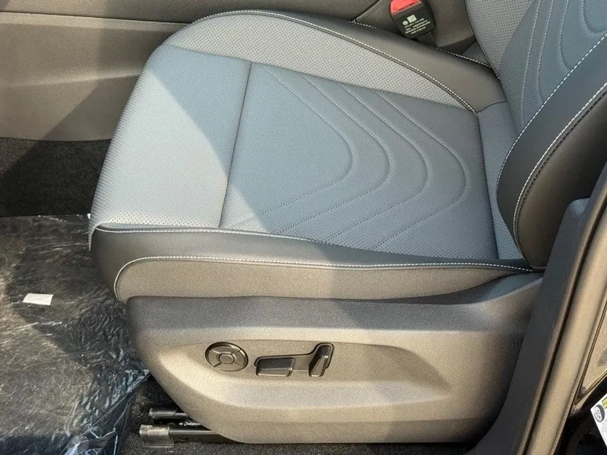 2025 Volkswagen Tiguan SE photo 1