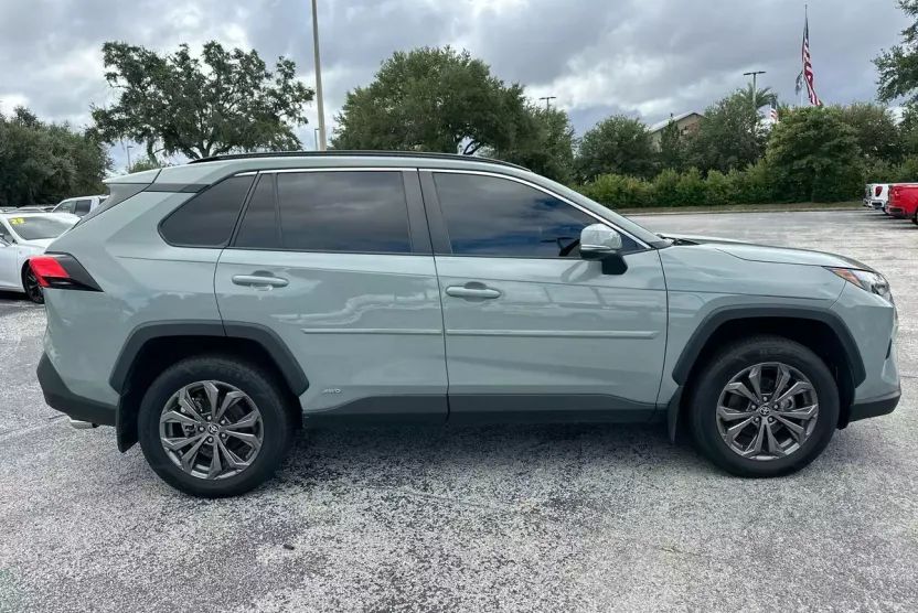 2022 Toyota RAV4 Hybrid XLE Premium photo 1