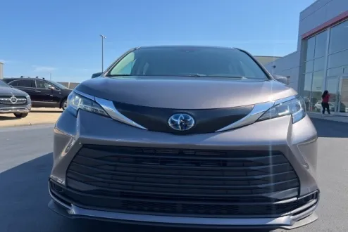 2022 Toyota Sienna LE photo 2
