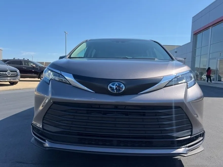 2022 Toyota Sienna LE photo 2