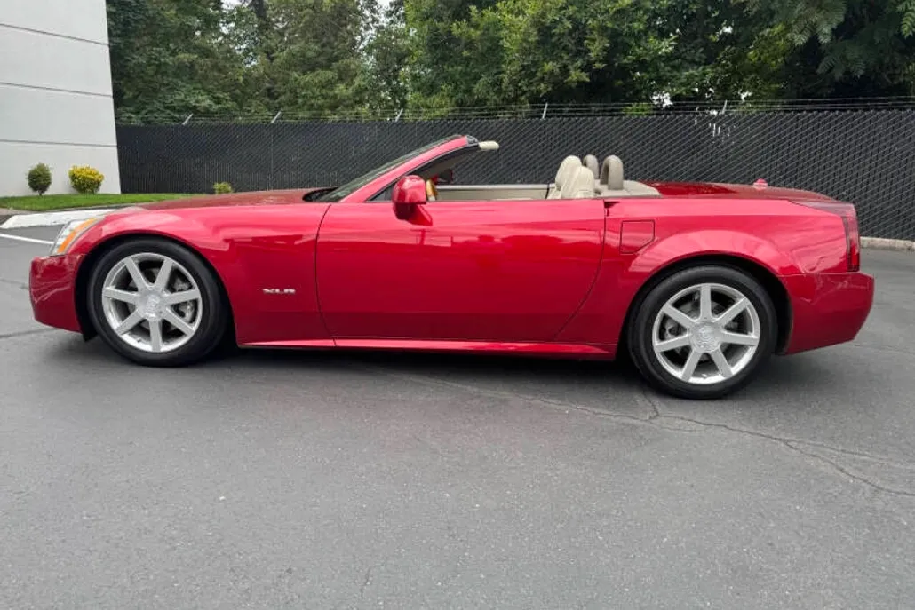 2005 Cadillac XLR photo 1