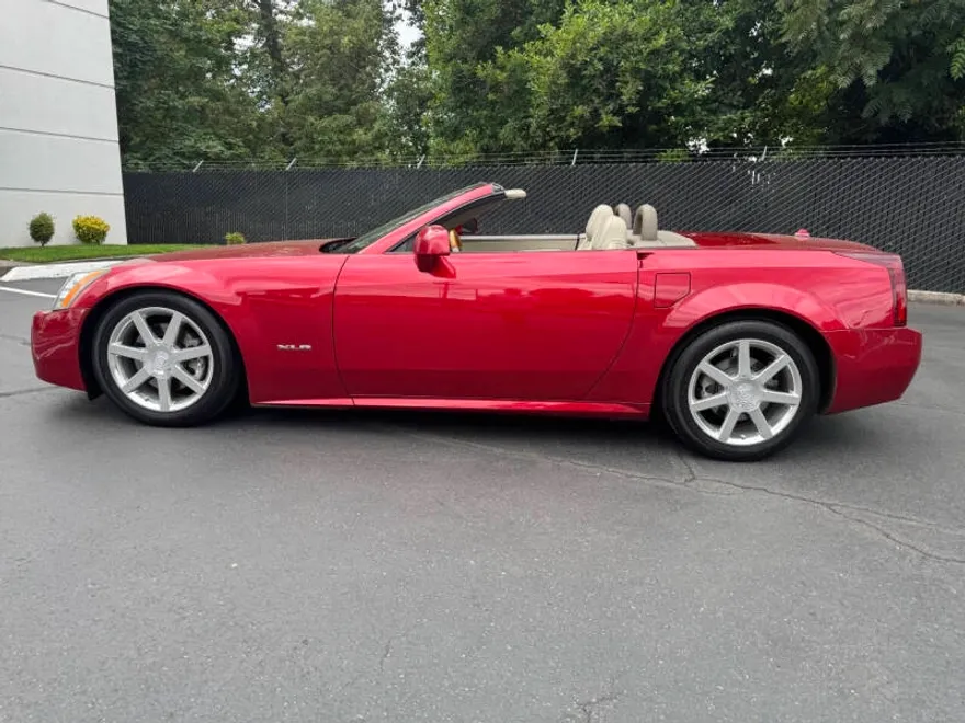 2005 Cadillac XLR photo 1