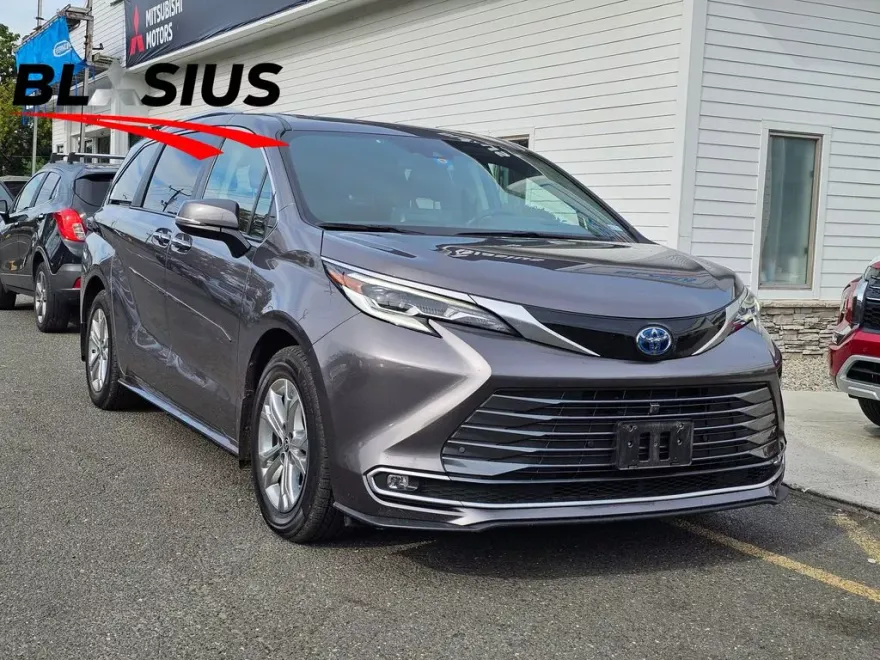 2022 Toyota Sienna Platinum photo 1
