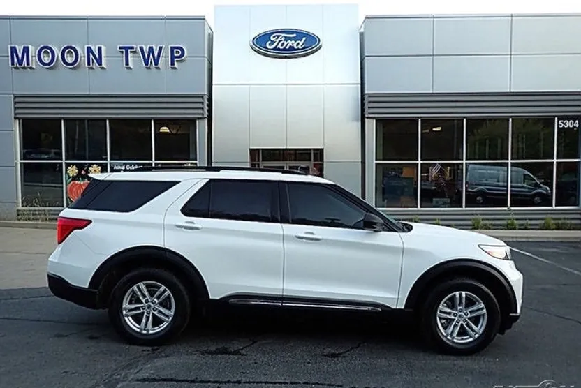 2023 Ford Explorer XLT photo 1