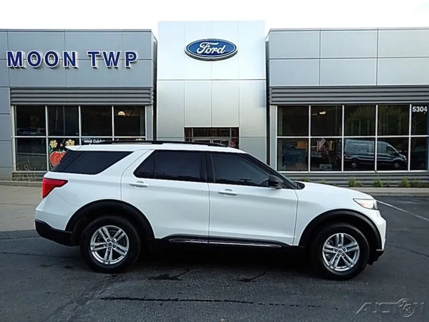 2023 Ford Explorer XLT photo 1