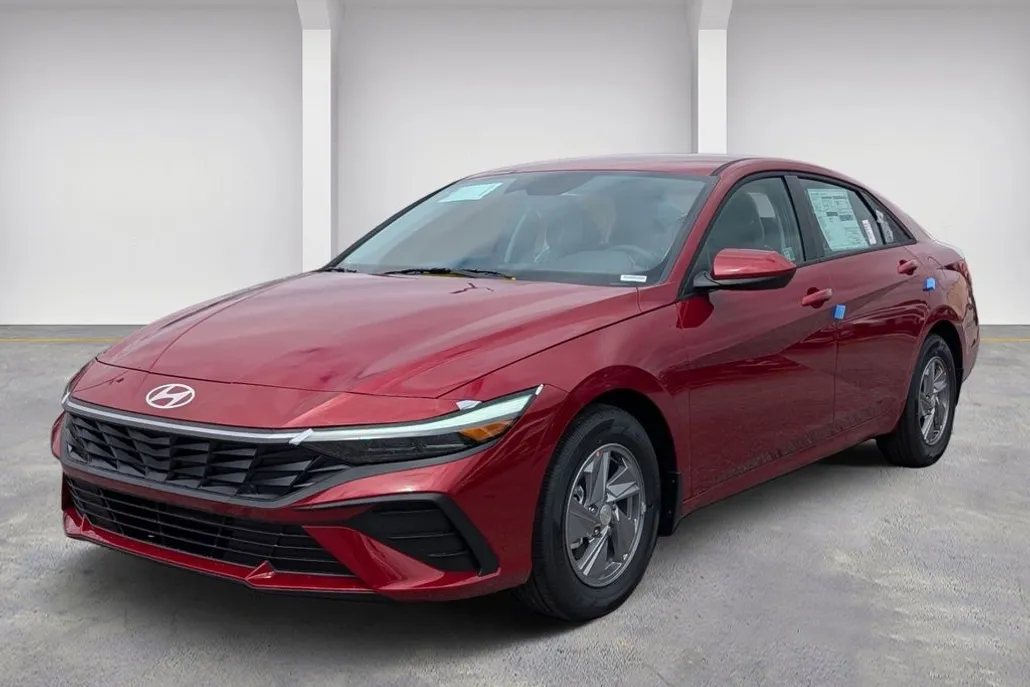 2025 Hyundai Elantra SE photo 1