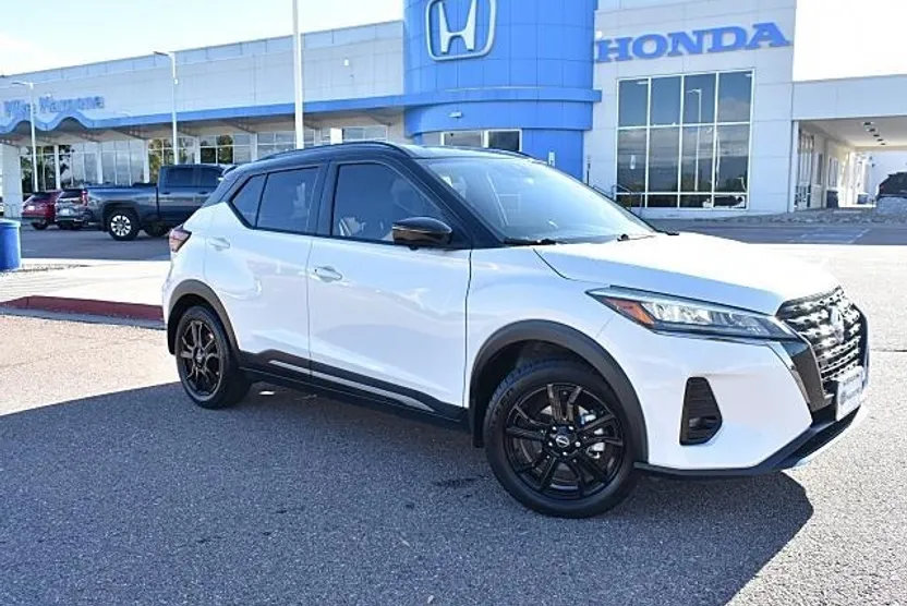 2023 Nissan Kicks SR photo 1