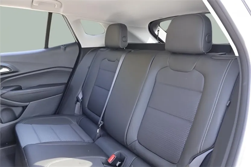 2024 Chevrolet Trax LT photo 1