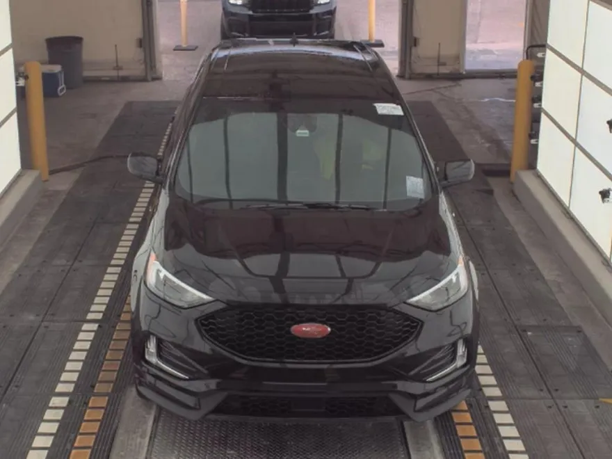 2023 Ford Edge ST photo 1