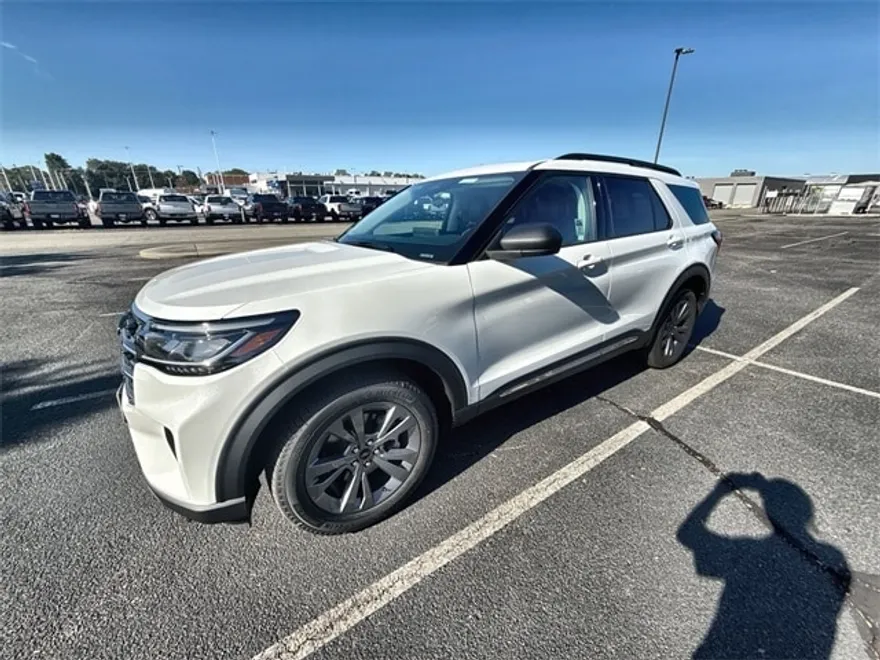 2025 Ford Explorer photo 1
