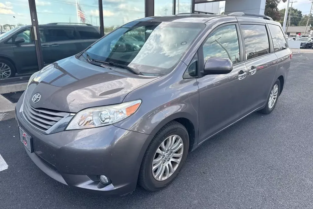2015 Toyota Sienna XLE photo 1