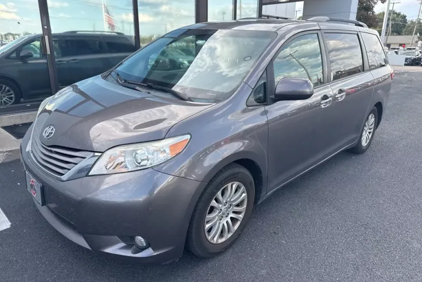 2015 Toyota Sienna XLE photo 1