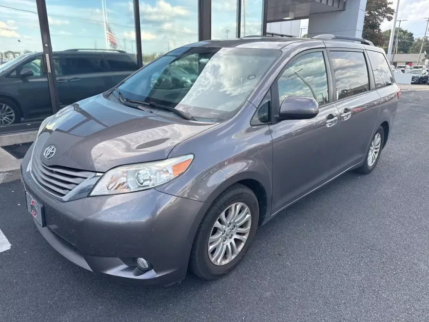 2015 Toyota Sienna XLE photo 1