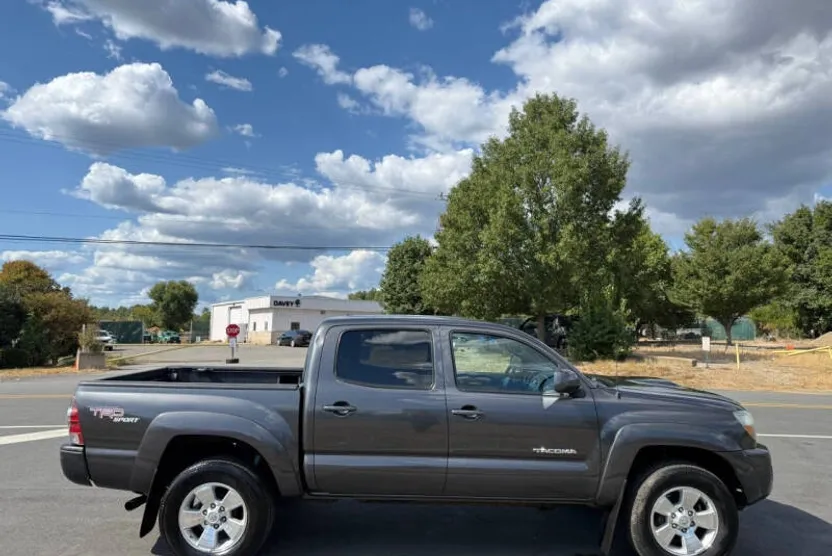 2010 Toyota Tacoma V6 photo 1
