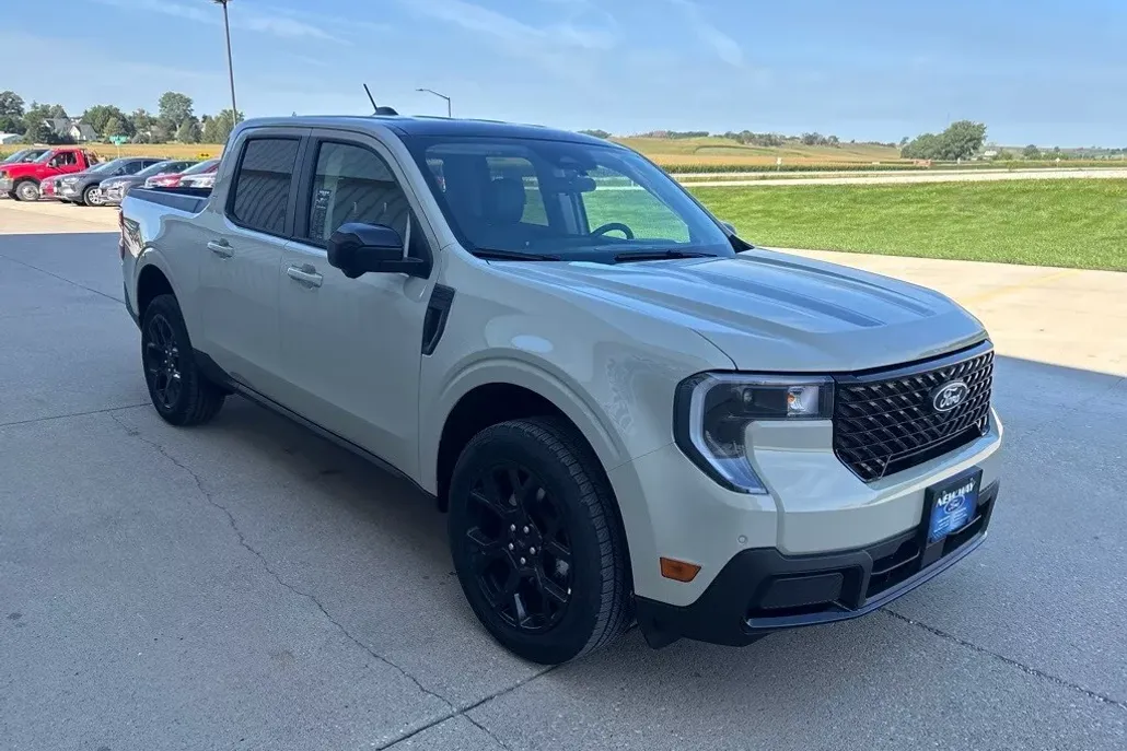 2025 Ford Maverick Lariat photo 1