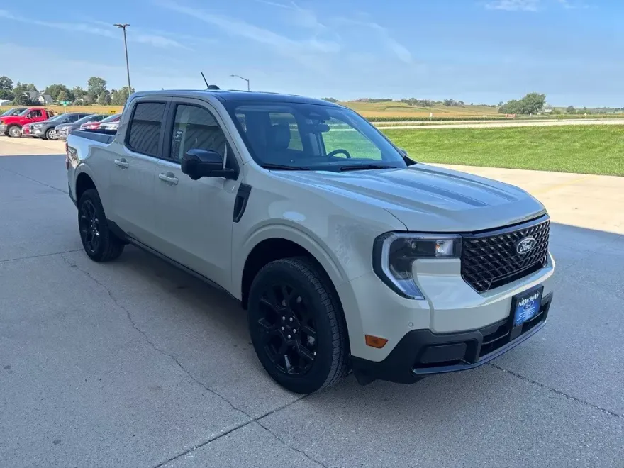 2025 Ford Maverick Lariat photo 1