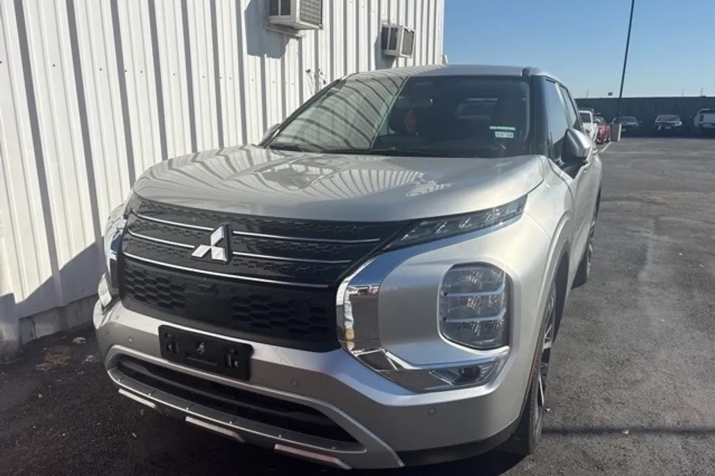 2023 Mitsubishi Outlander SE photo 1