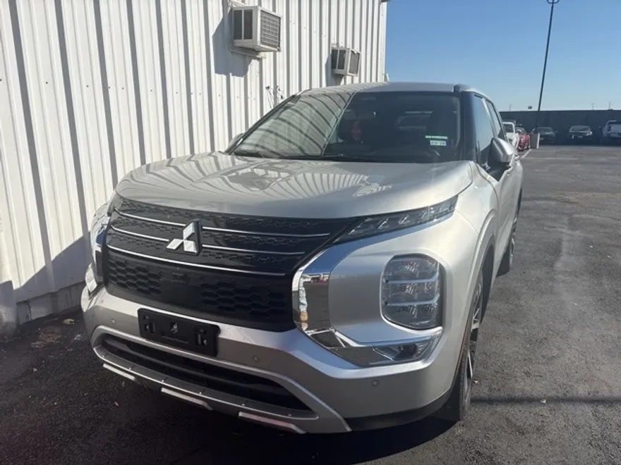 2023 Mitsubishi Outlander SE photo 1