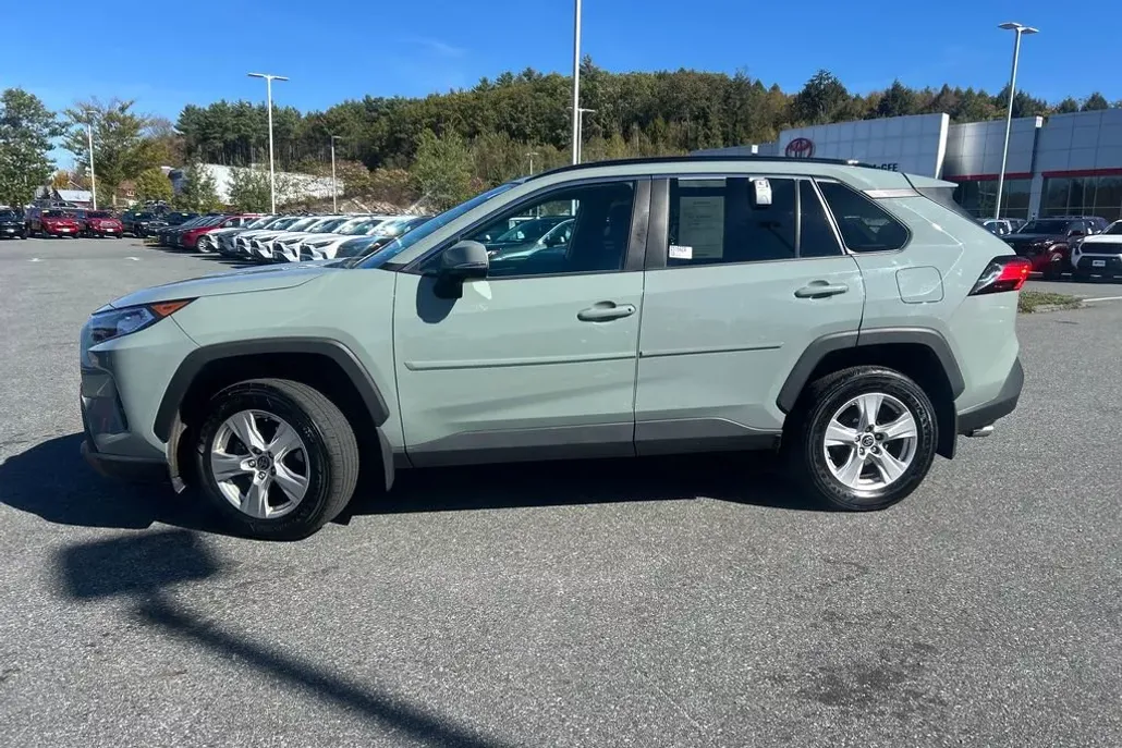 2020 Toyota RAV4 XLE photo 1