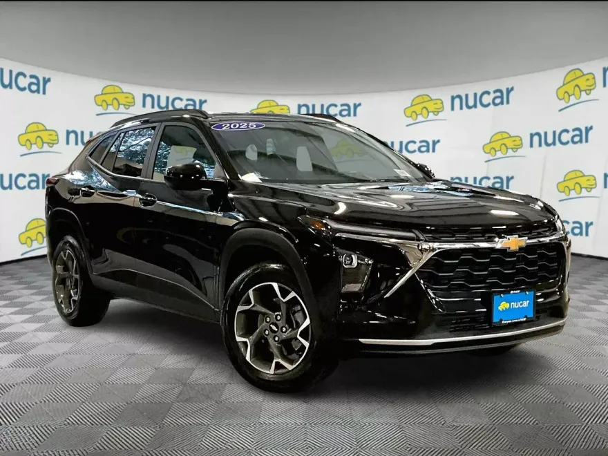 2025 Chevrolet Trax LT photo 1