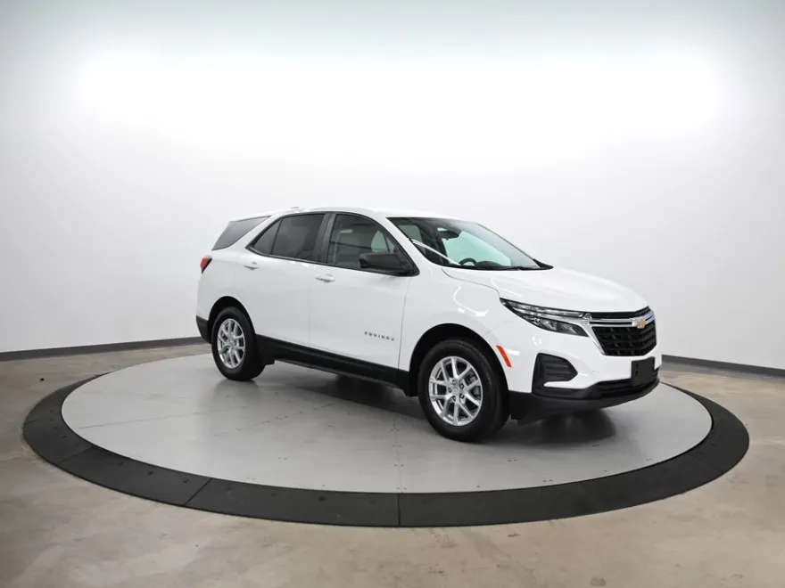 2022 Chevrolet Equinox LS photo 1