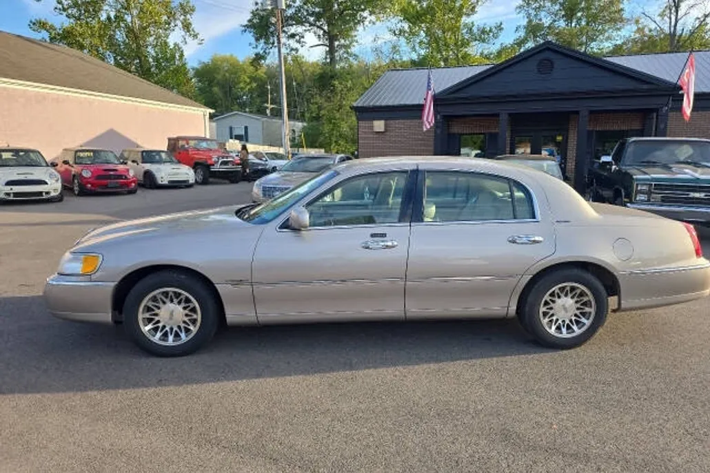 2001 Lincoln Town Car Signature photo 1